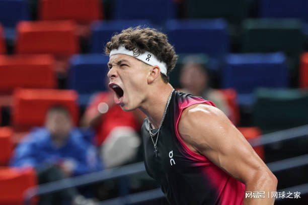 行深入分析 行深入分析