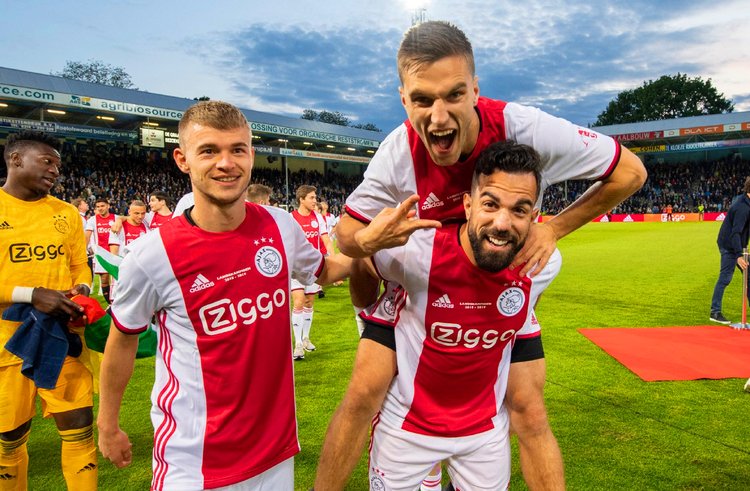 曼联目前正 曼联目前正